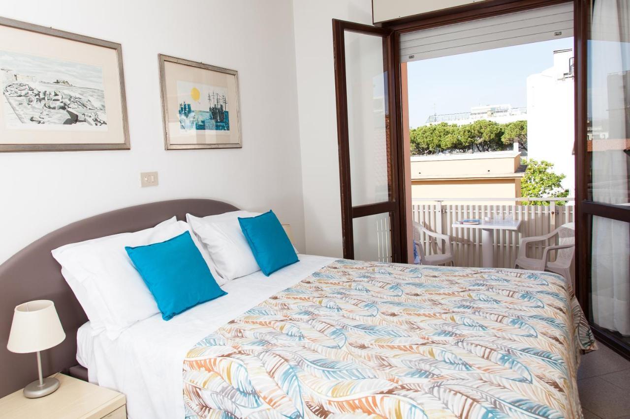 Hotel Desiree Lignano Sabbiadoro Bagian luar foto
