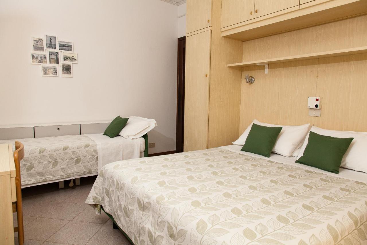 Hotel Desiree Lignano Sabbiadoro Bagian luar foto