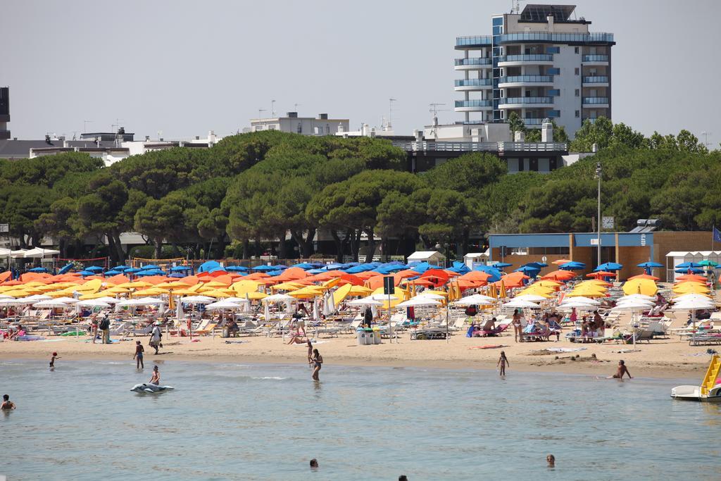 Hotel Desiree Lignano Sabbiadoro Bagian luar foto