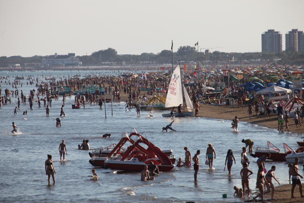 Hotel Desiree Lignano Sabbiadoro Bagian luar foto