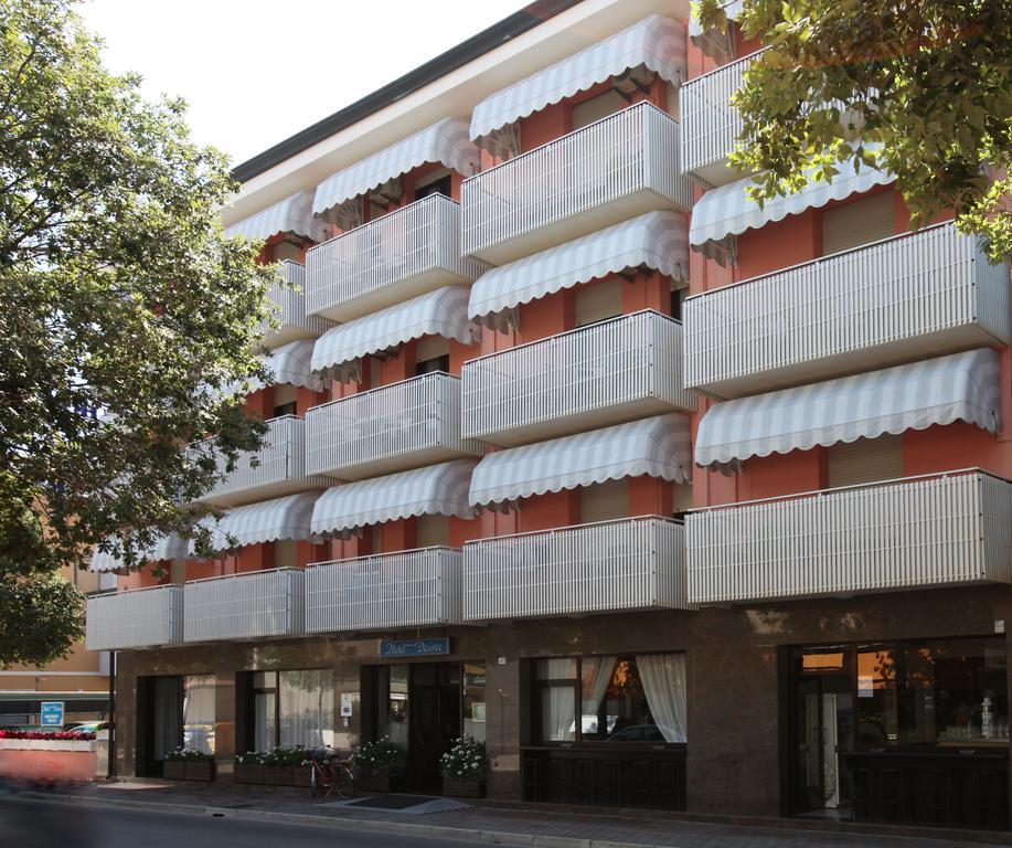 Hotel Desiree Lignano Sabbiadoro Bagian luar foto