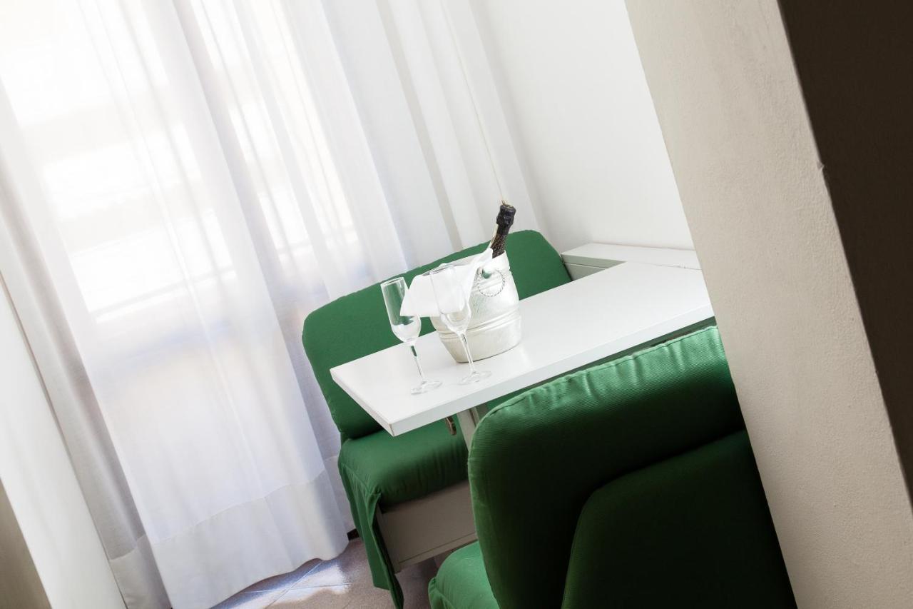 Hotel Desiree Lignano Sabbiadoro Bagian luar foto