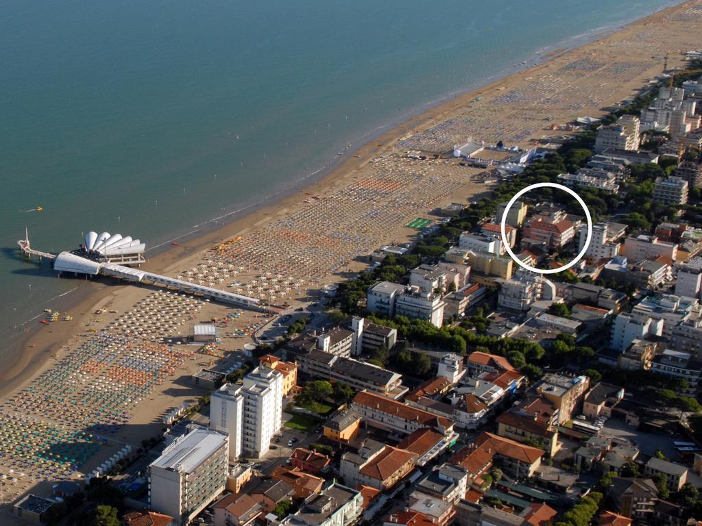Hotel Desiree Lignano Sabbiadoro Bagian luar foto