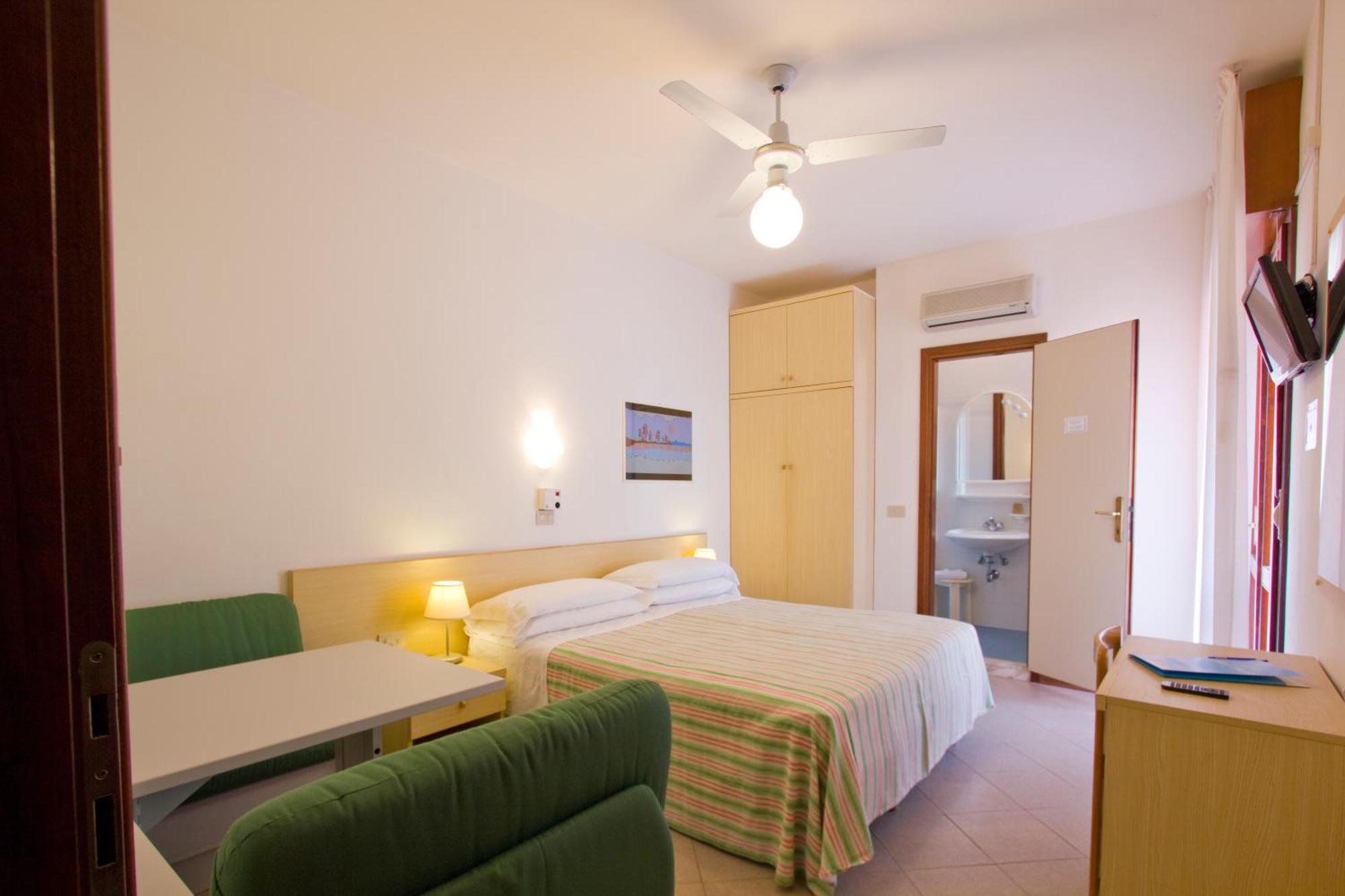 Hotel Desiree Lignano Sabbiadoro Bagian luar foto