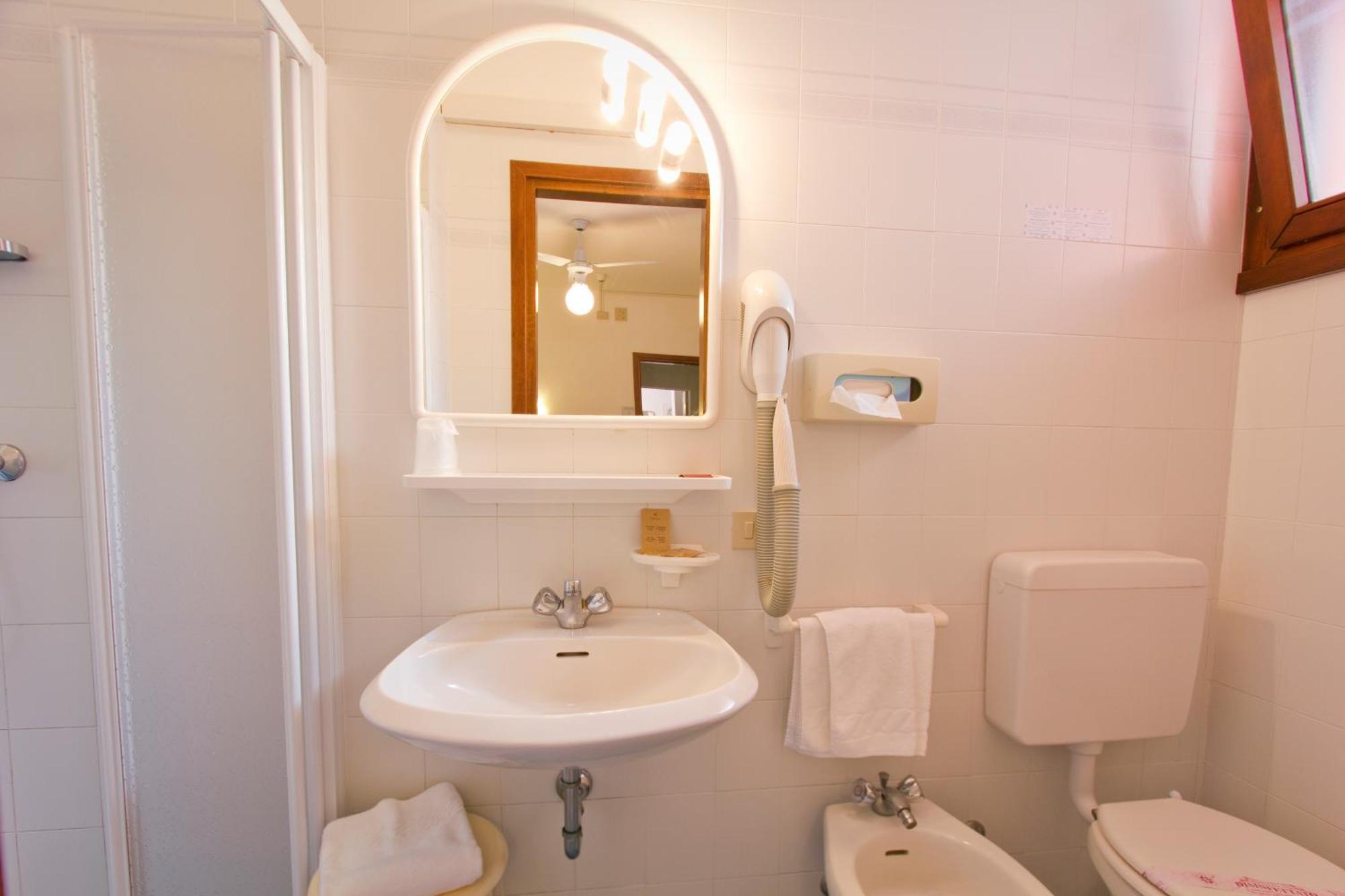 Hotel Desiree Lignano Sabbiadoro Bagian luar foto