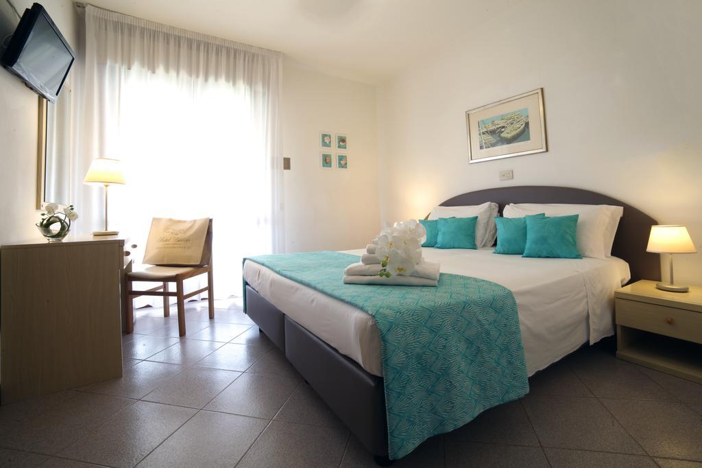 Hotel Desiree Lignano Sabbiadoro Bagian luar foto