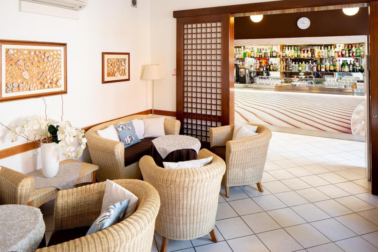 Hotel Desiree Lignano Sabbiadoro Bagian luar foto