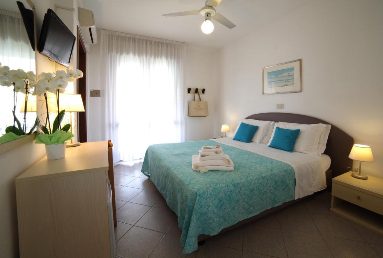 Hotel Desiree Lignano Sabbiadoro Bagian luar foto