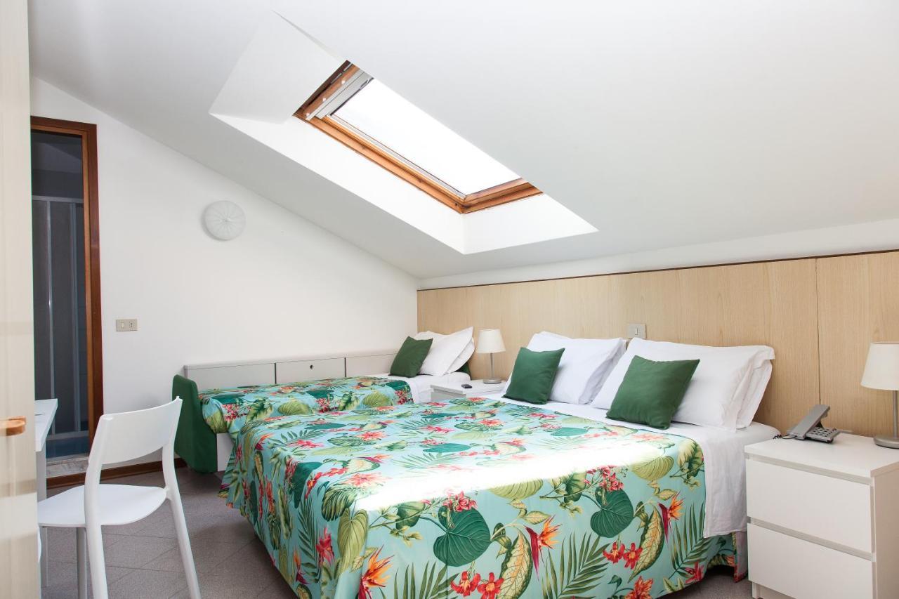 Hotel Desiree Lignano Sabbiadoro Bagian luar foto